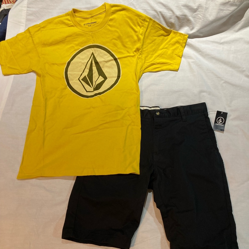 Men’s Volcom V-Monty Shorts size 28, + Volcom T-shirt, size small, New!